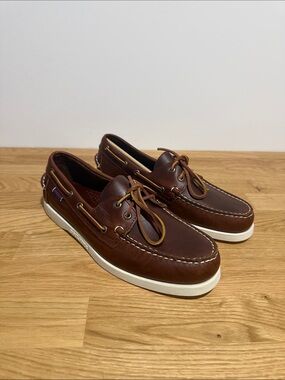 Brand new men’s size 9 Sebago Chestnut Brown Leather Boat Shoes with White Sole